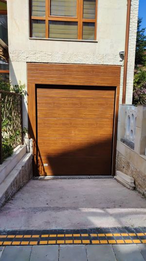 Секционни гаражни и индустриални врати